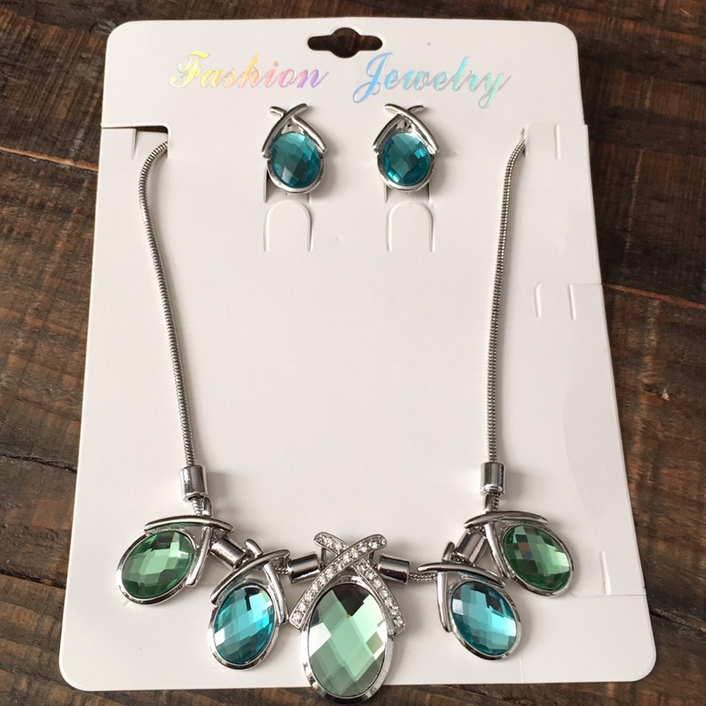 Rhinestones fashion jewelry set. Brand new .